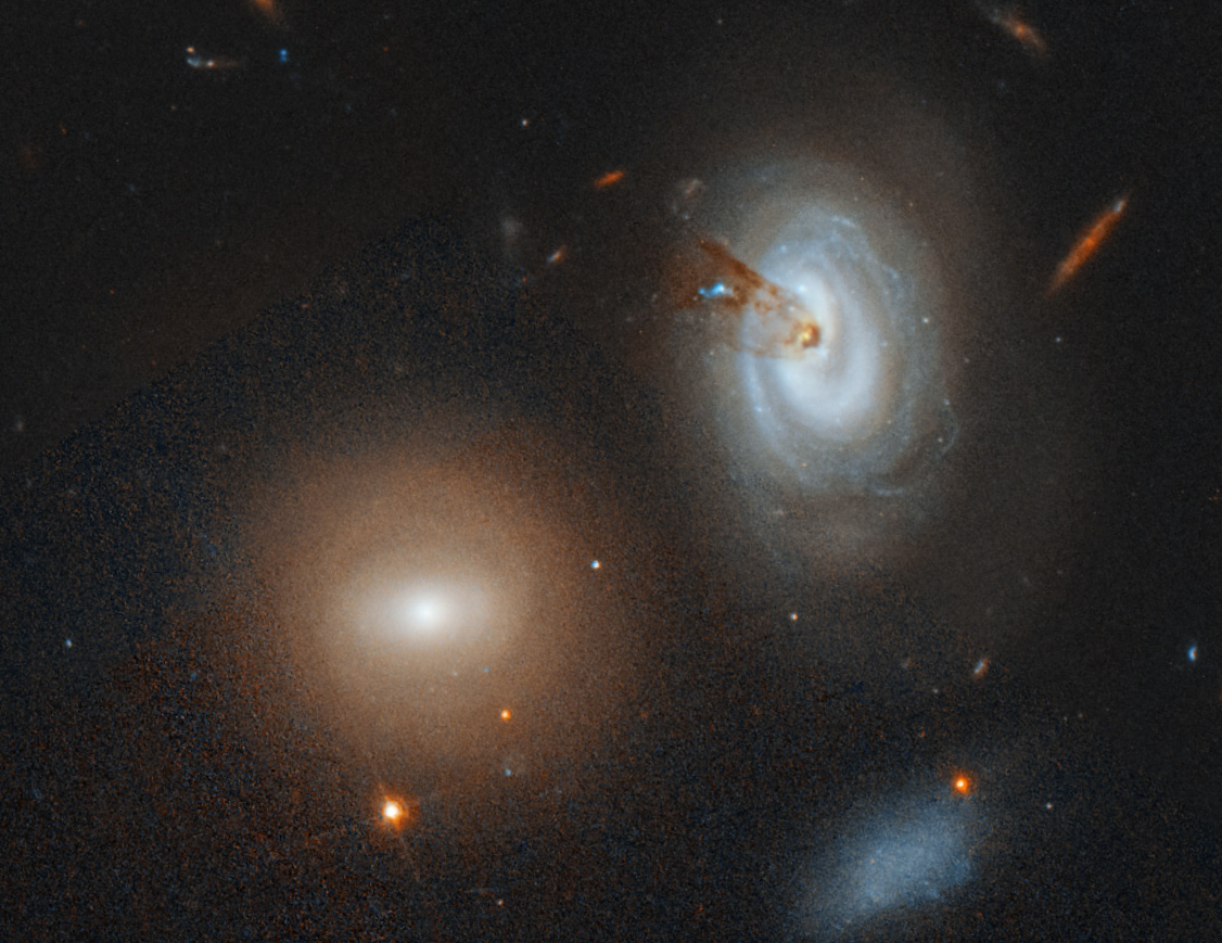 Близкий снимок галактики D100, сделанный телескопом Hubble