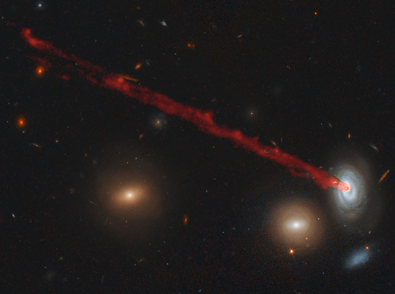 Галактика D100 с длинным красным хвостом, составленное из данных Hubble и Subaru